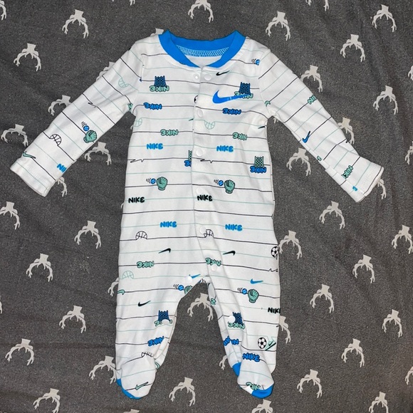 Newborn Nike Sleeper - Picture 1 of 3
